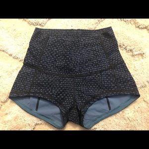 Women’s 2.5” inseam Lululemon booty shorts - 6